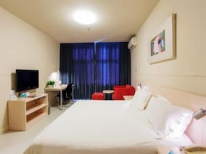 Két bảo mật tại phòng, bàn, màn/rèm cản sáng, bàn ủi/dụng cụ ủi quần áo