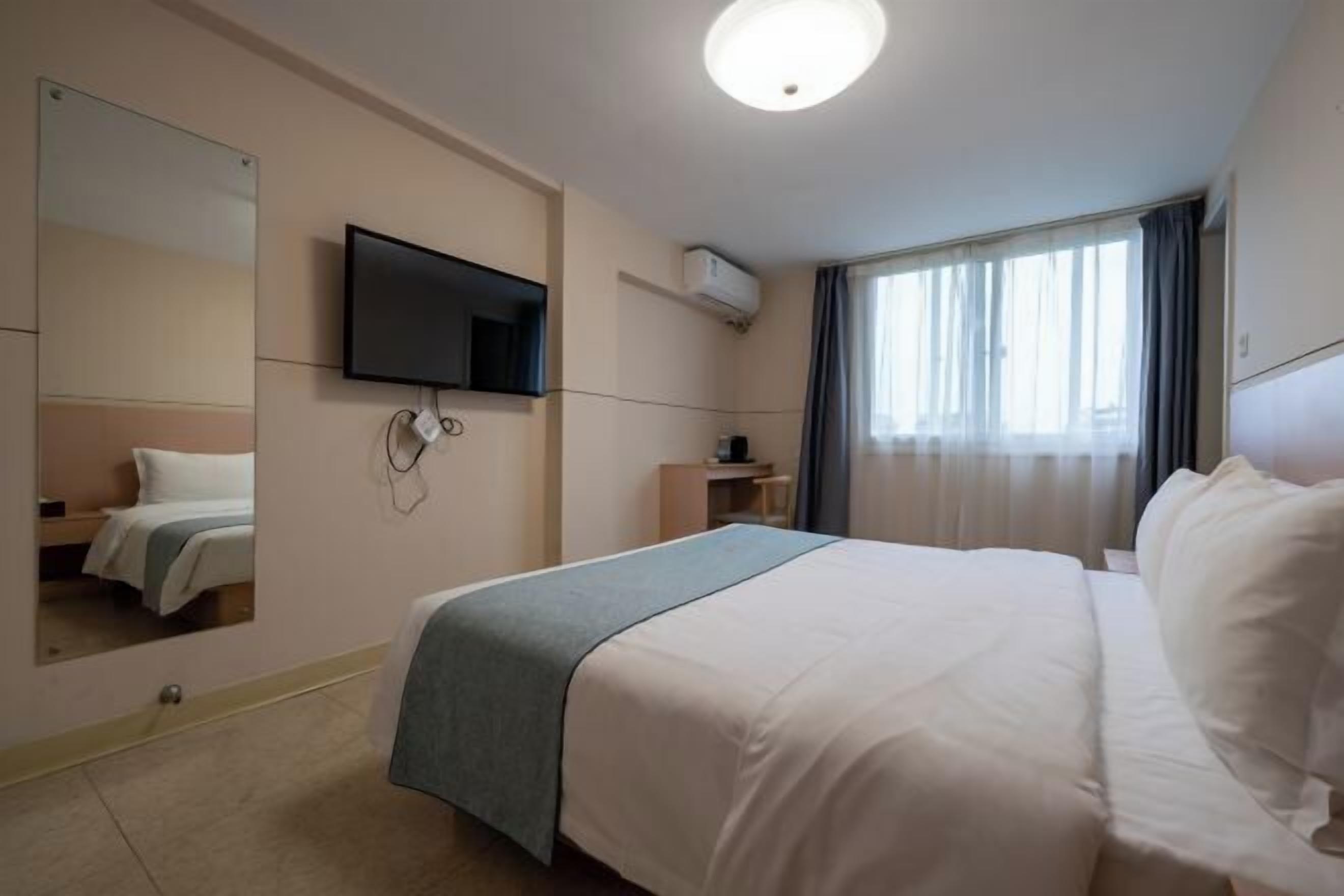 Työpöytä, pimennysverhot, silitysrauta/-lauta, ilmainen Wi-Fi