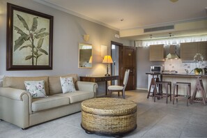 Suite superior (Partial Harbor View no 102) | Área de sala de estar | Televisión de 24 pulgadas con canales vía satélite y reproductor de DVD