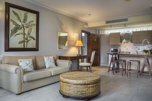Suite superior (Partial Harbor View no 102) | Zona de estar | Televisión de 24 pulgadas con canales por satélite