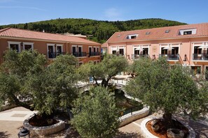 Vista frontal de la propiedad