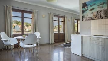 Executive Suite (Partial Harbor View no 111) | Private kitchen | Fridge, microwave, coffee/tea maker, toaster