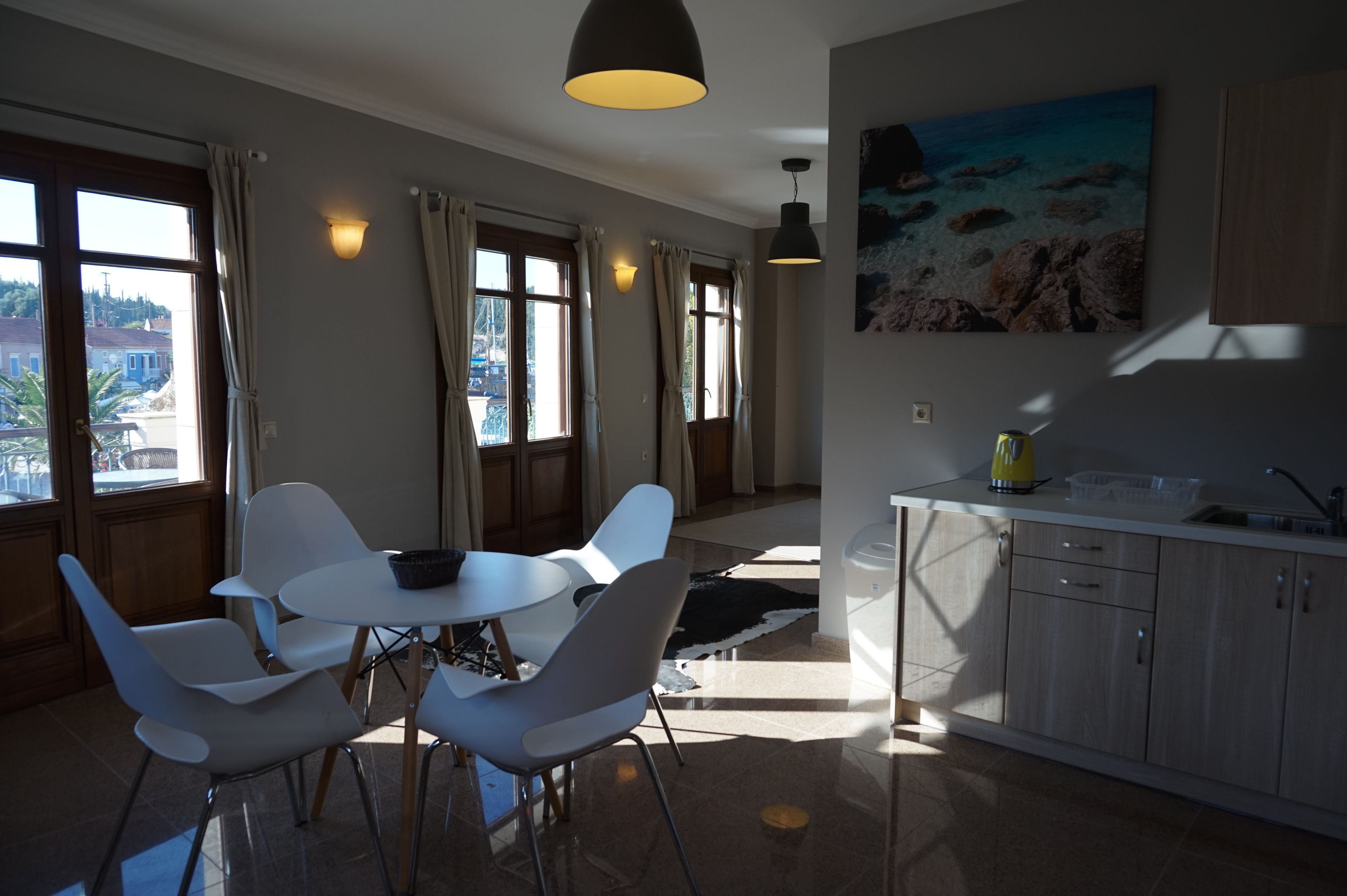 Executive Suite (Partial Harbor View no 111) | In-room dining