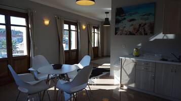 Executive Suite (Partial Harbor View no 111) | In-room dining