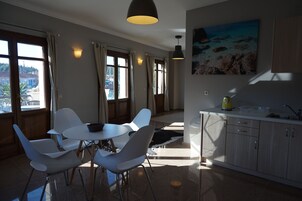 Executive Suite (Partial Harbor View no 111) | In-room dining