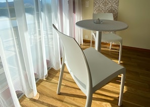 Chambre Double Deluxe, 1 grand lit, vue montagne | Coin séjour | Télévision LCD