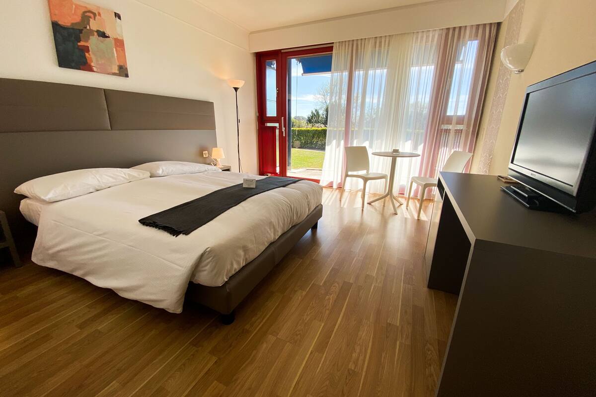 deluxe double room, 1 queen bed, mountain view | 1 bedroom, hypo-allergenic bedding, down duvets, in-room safe