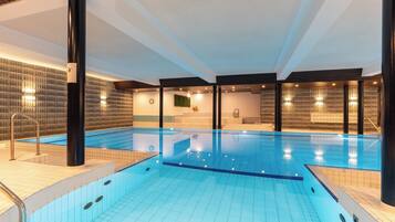 Alberca techada y camastros