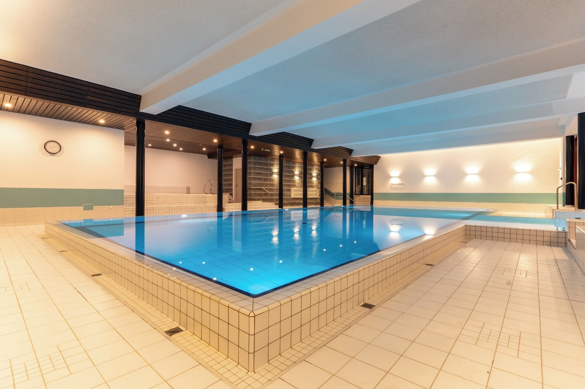 Indoor pool, sun loungers