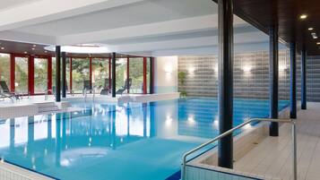 Inomhuspool och solstolar