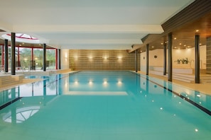 Piscine couverte, chaises longues