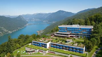 Vista frontal de la propiedad