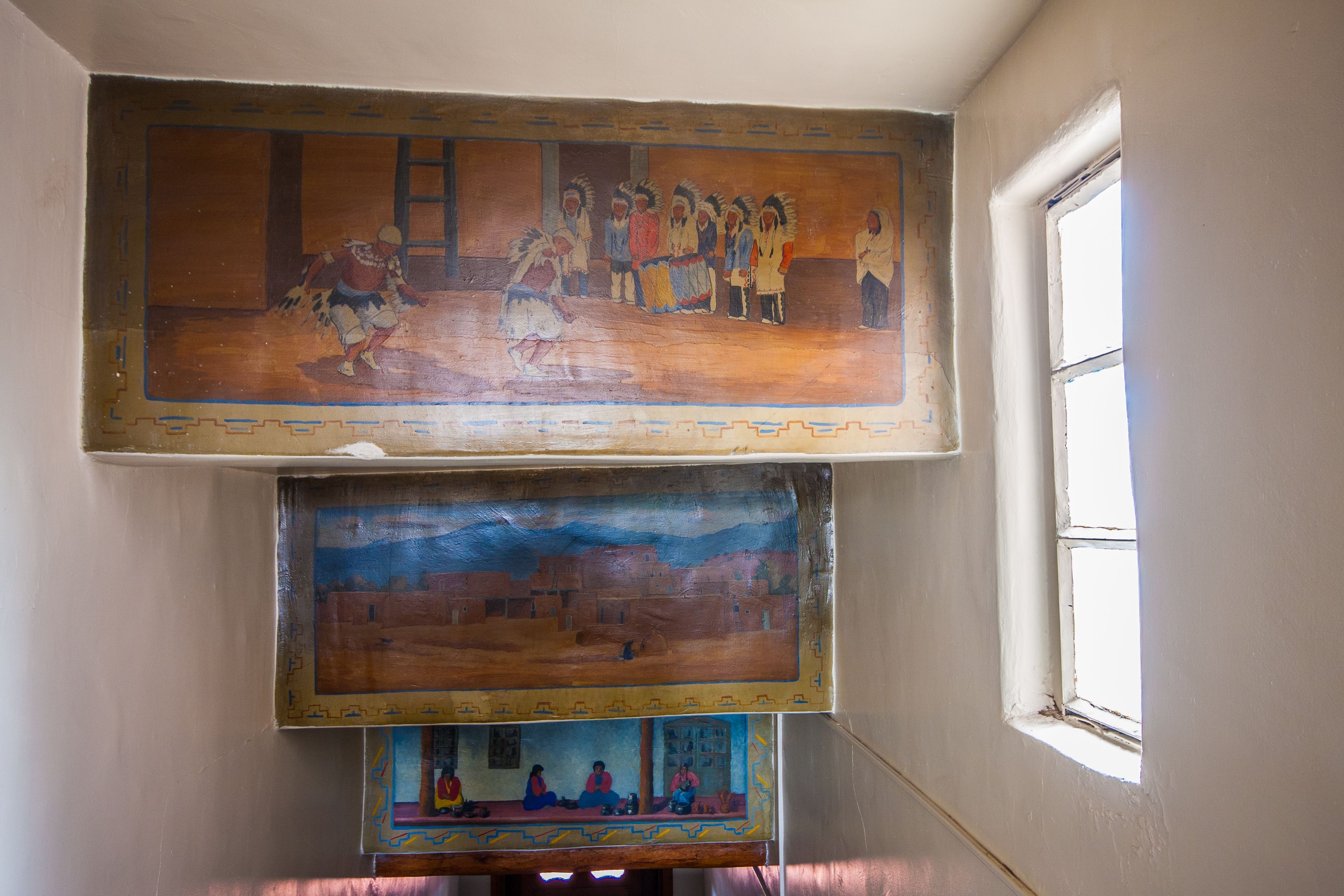 Une pièce dans laquelle on peut admirer un grand tableau représentant une scène historique.
