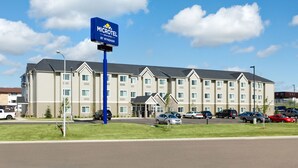 A Microtel Inn & Suites by Wyndham building with a parking lot and a clear sky. - Microtel Inn & Suites by Wyndham Dickinson (Dickinson)