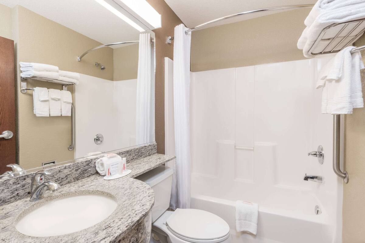 combined shower/bathtub, deep-soaking bathtub, free toiletries