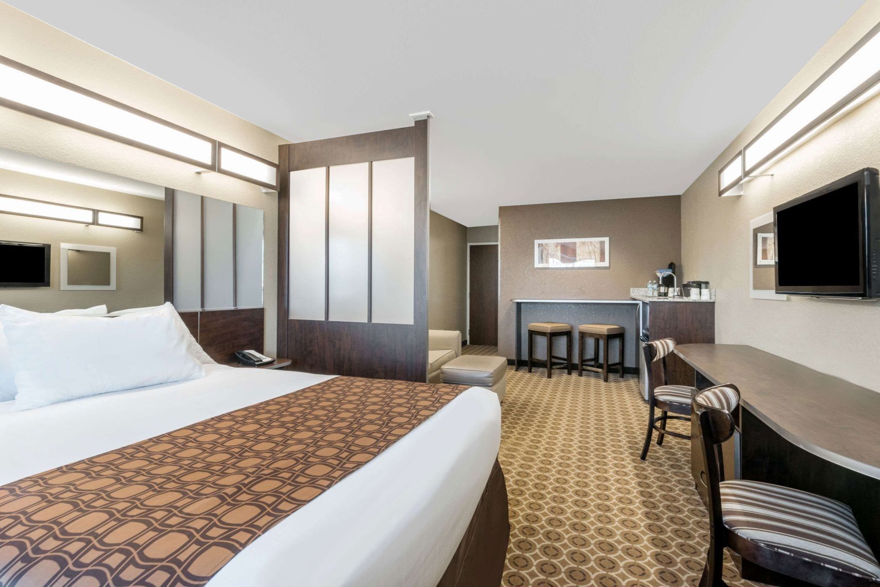 Bureau, espace de travail pour ordinateur portable, rideaux occultants