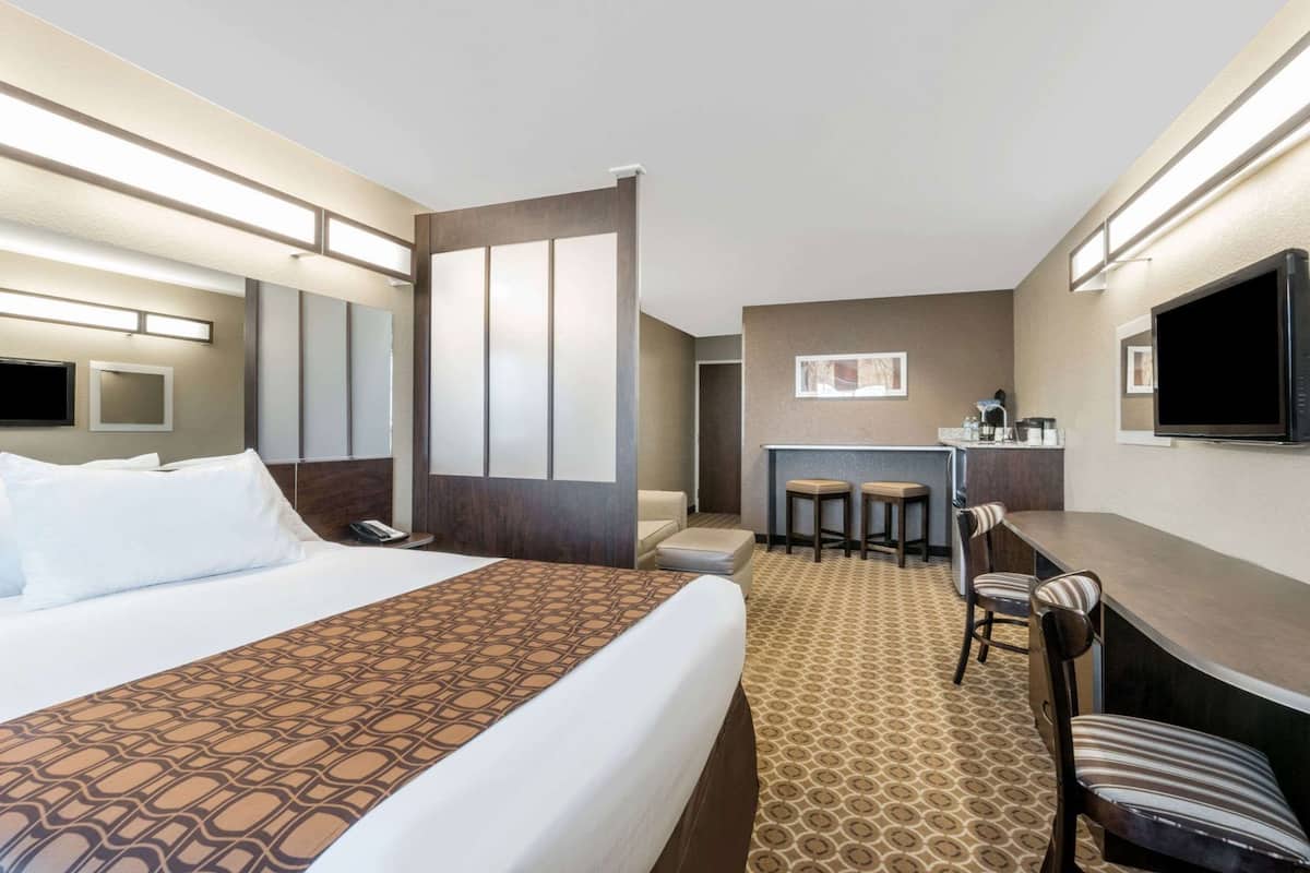 Schreibtisch, laptopgeeigneter Arbeitsplatz, Verdunkelungsvorhänge