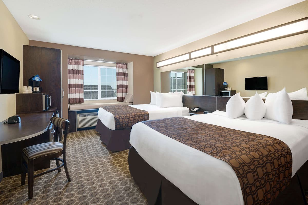 خزنة داخل الغرفة ومكتب ومكواة/لوح كي وواي فاي مجانًا