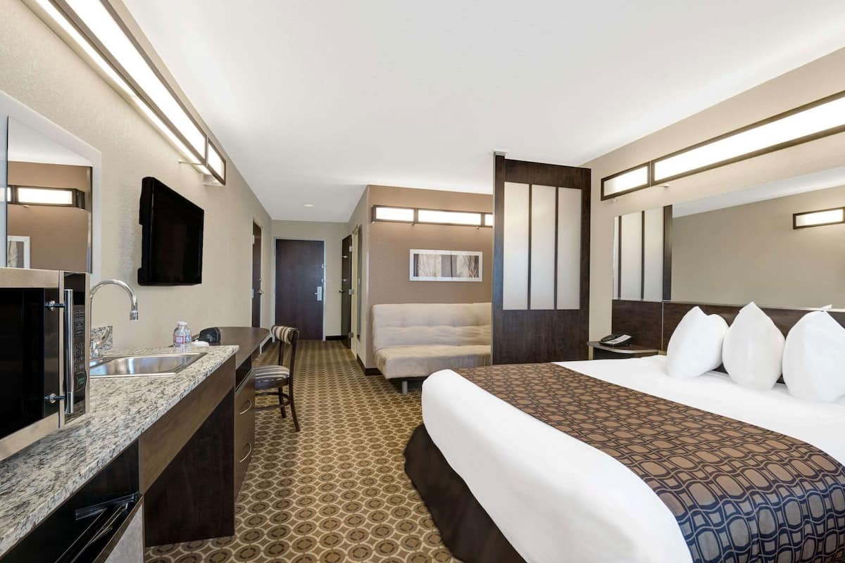 خزنة داخل الغرفة ومكتب ومكواة/لوح كي وواي فاي مجانًا