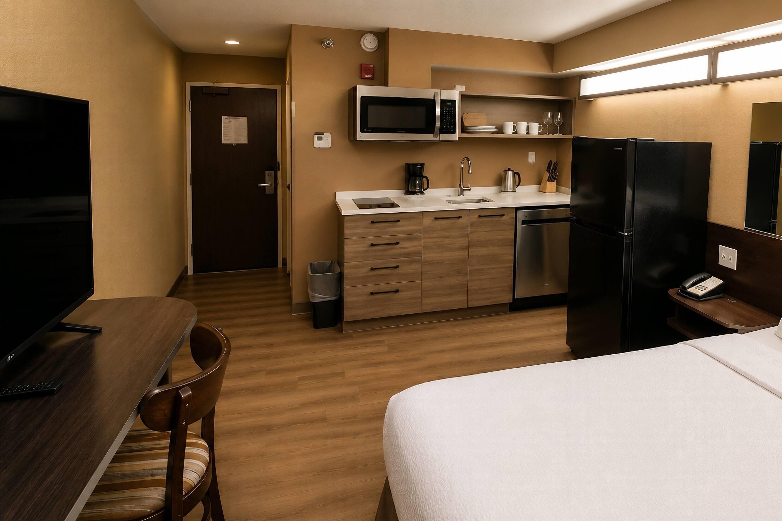 Room, 1 Queen Bed, Non Smoking, Kitchenette | In-room safe, desk, iron/ironing board, free WiFi