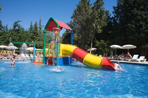 Zona de juegos infantil cubierta