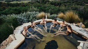Un jacuzzi rodeado de paisaje natural.