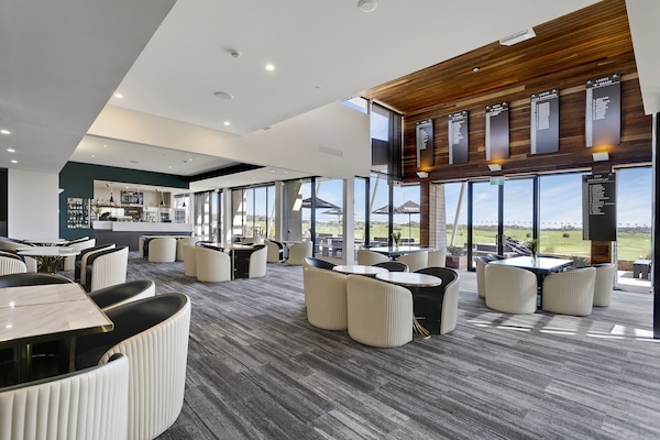 Golf course views, serves lunch and dinner