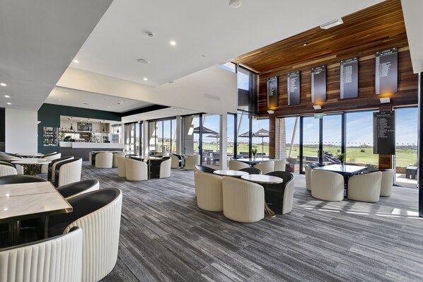 Golf course views, serves lunch and dinner