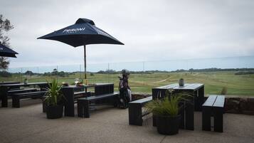 Petit déjeuner et dßner servis sur place, vue sur le golf