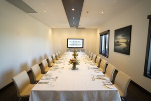 Melayani sarapan dan makan malam dengan pemandangan lapangan golf 