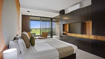 Premium bedding, in-room safe, desk, iron/ironing board