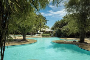 2 piscinas al aire libre, camas de piscina gratis