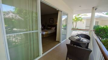 Suite, vistas a la piscina | Vistas del balcón