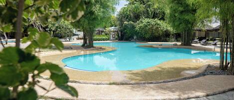 2 piscines extérieures, cabanons gratuits, chaises longues