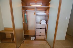 Suite | Bathroom amenities | Towels