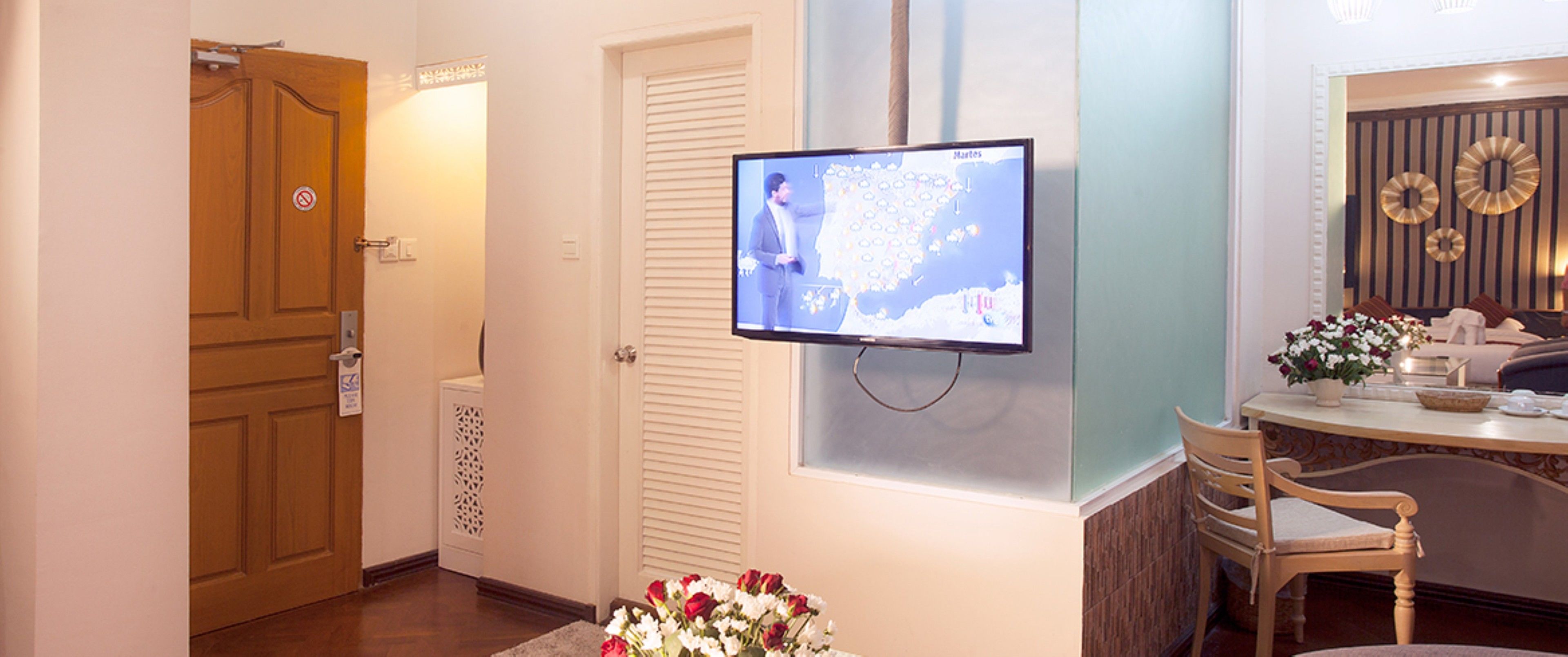 deluxe room | minibar, in-room safe, blackout curtains, iron/ironing board