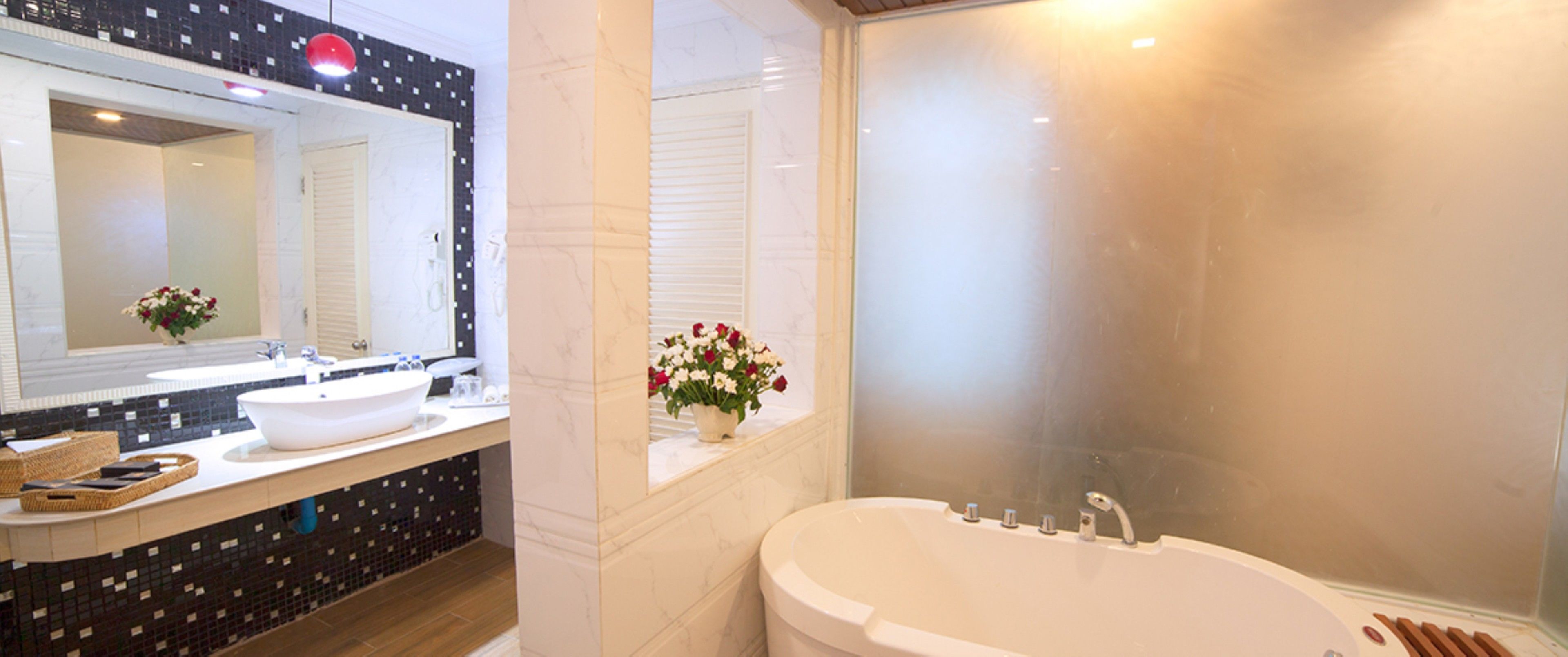 suite, 1 bedroom | bathroom | shower, rainfall showerhead, free toiletries, hair dryer