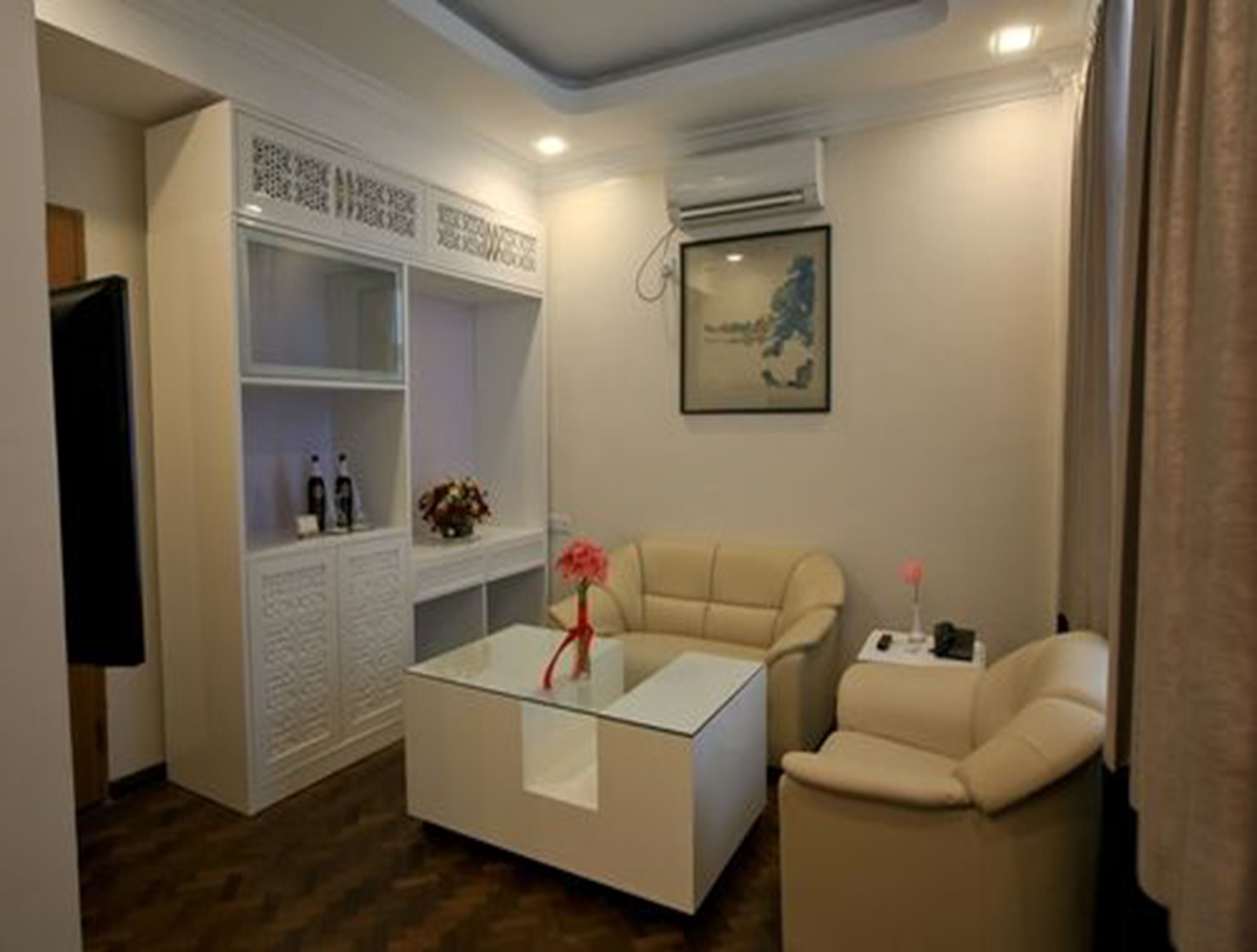 suite, 1 bedroom | living area | 32-inch lcd tv with satellite channels, tv