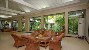 Lobby sitting area - Mandalay City Hotel (Mandalay)