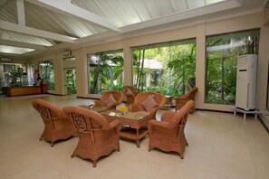 Lobby sitting area - Mandalay City Hotel (Mandalay)