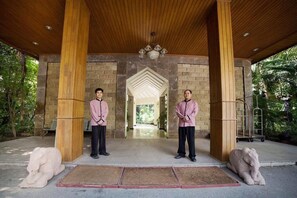 Property entrance - Mandalay City Hotel (Mandalay)