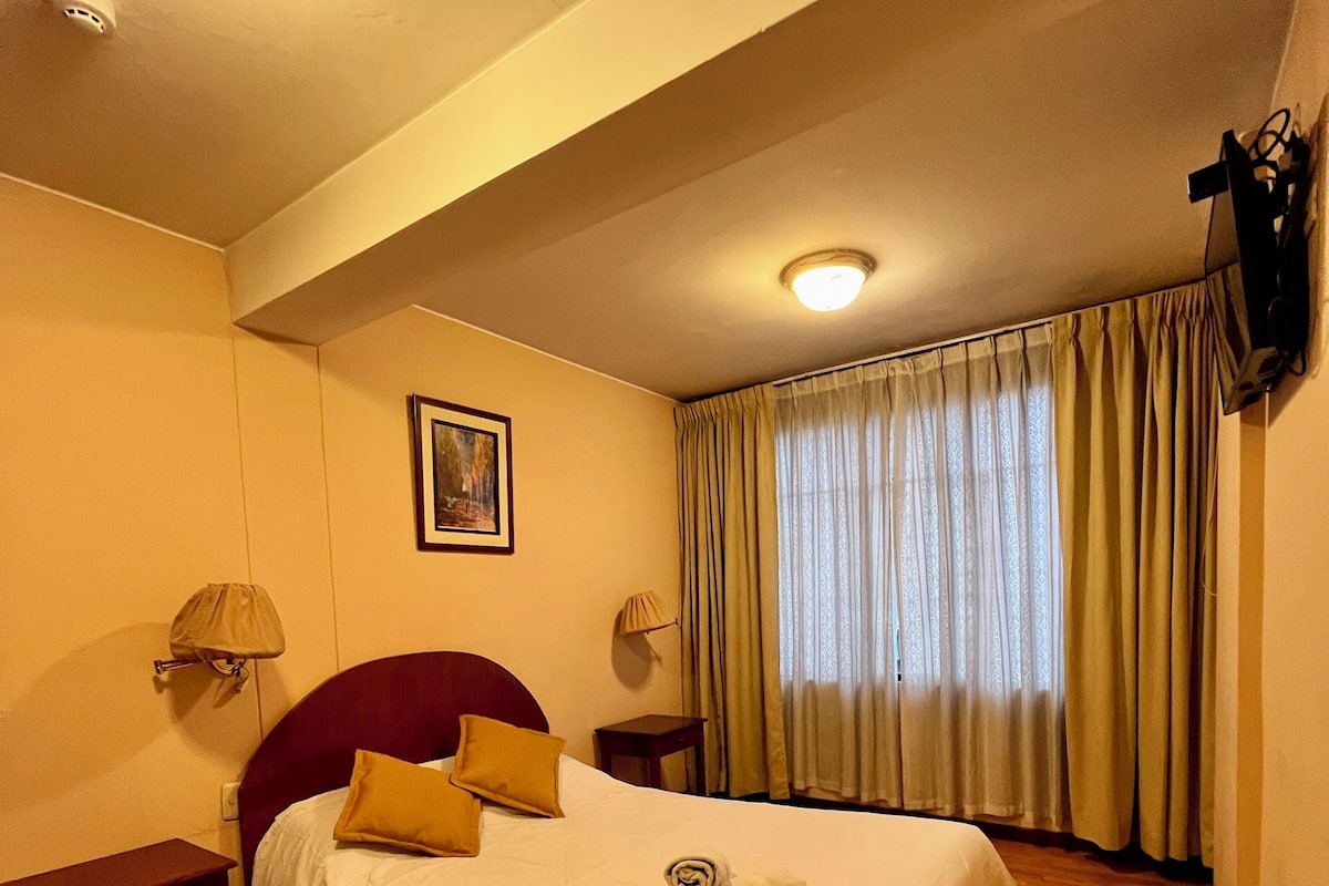 Standard-dobbeltværelse - 1 dobbeltseng | Pengeskab på værelset, ekstra senge (tillægsgebyr), gratis Wi-Fi