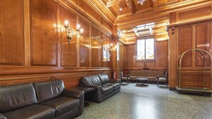 Lobby sitting area - Hotel Ayenda Maury (Lima)