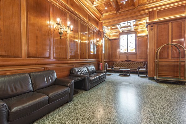 Lobby sitting area - Hotel Ayenda Maury (Lima)