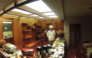 Déjeuner et dîner servis sur place, spécialités Cuisine locale