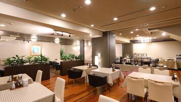 Daily buffet breakfast (JPY 1900 per person)