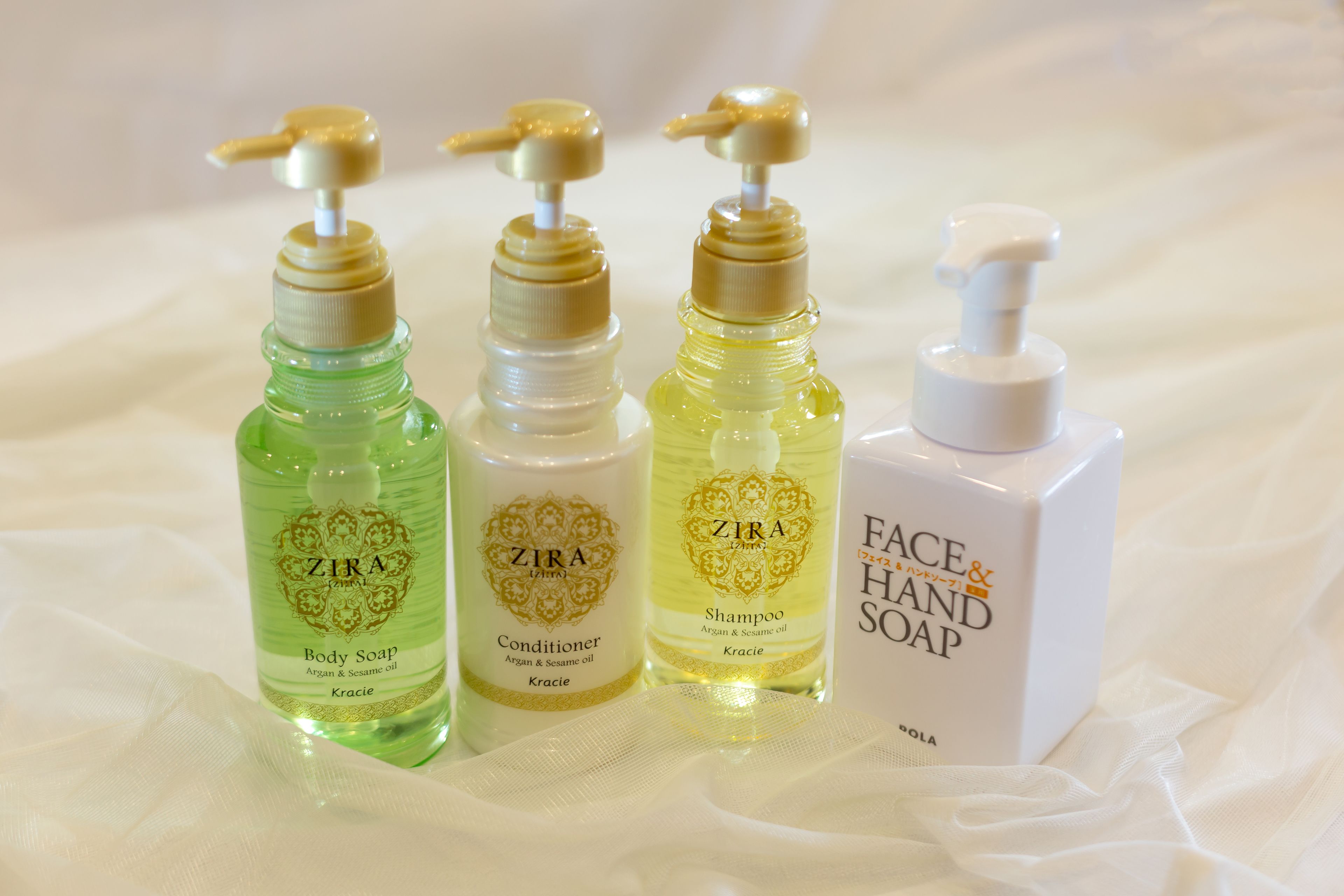 combined shower/bathtub, free toiletries, hair dryer, slippers