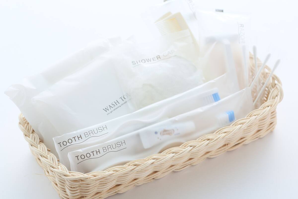 combined shower/bathtub, free toiletries, hair dryer, slippers