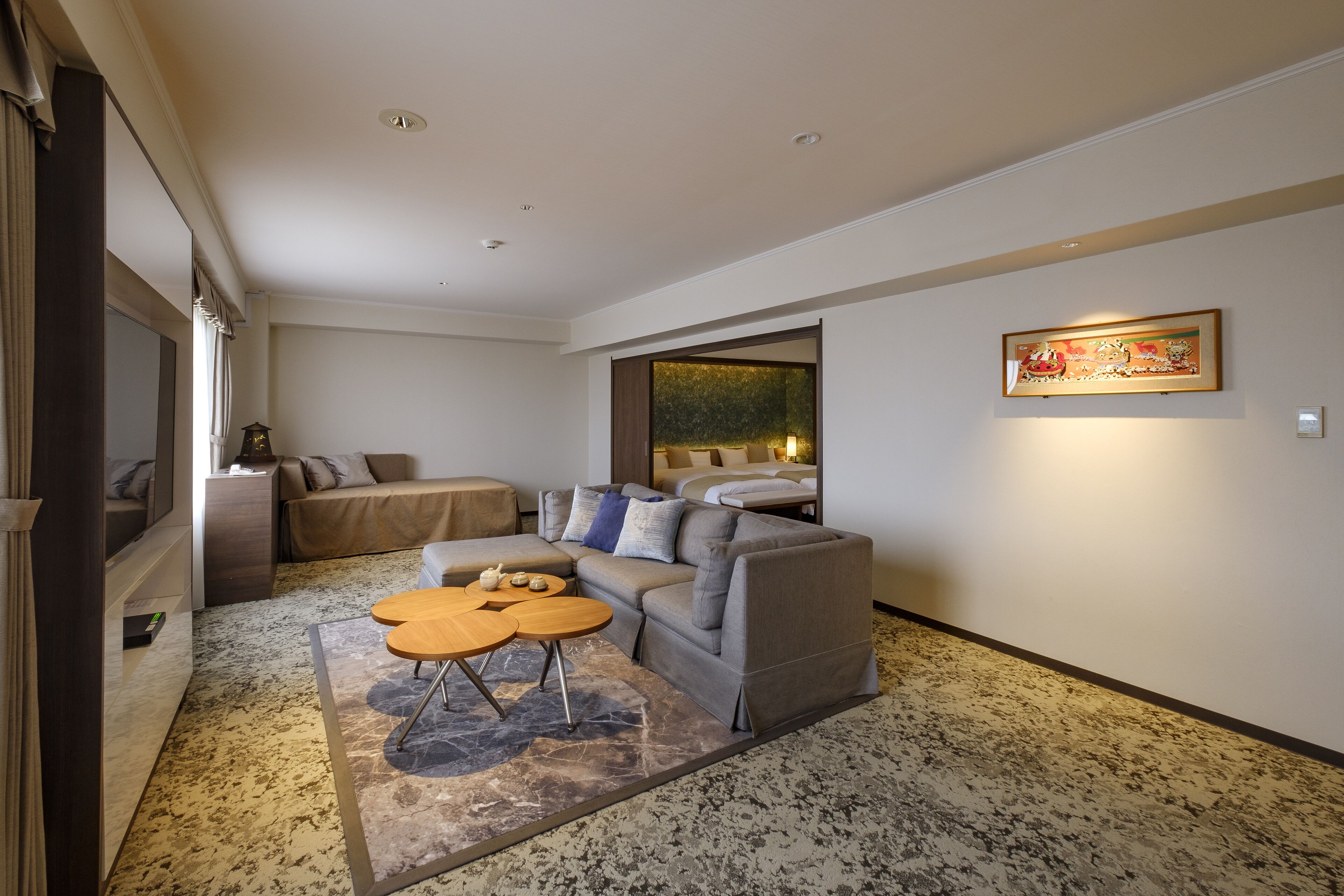 Deluxe Suite | Down comforters, in-room safe, desk, free WiFi