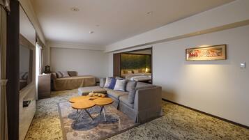 Deluxe Suite | Down comforters, in-room safe, desk, free WiFi